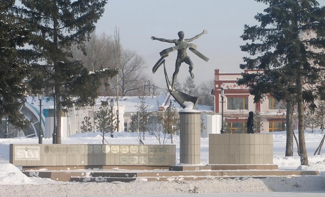 Скульптура марафонцам - вид в зимний период
